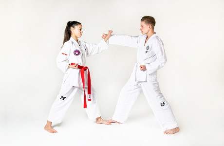 Jongvolwassenen van 12 jaar en ouder trainen met elkaar om alle Taekwon-Do vaardigheden onder de knie te krijgen.