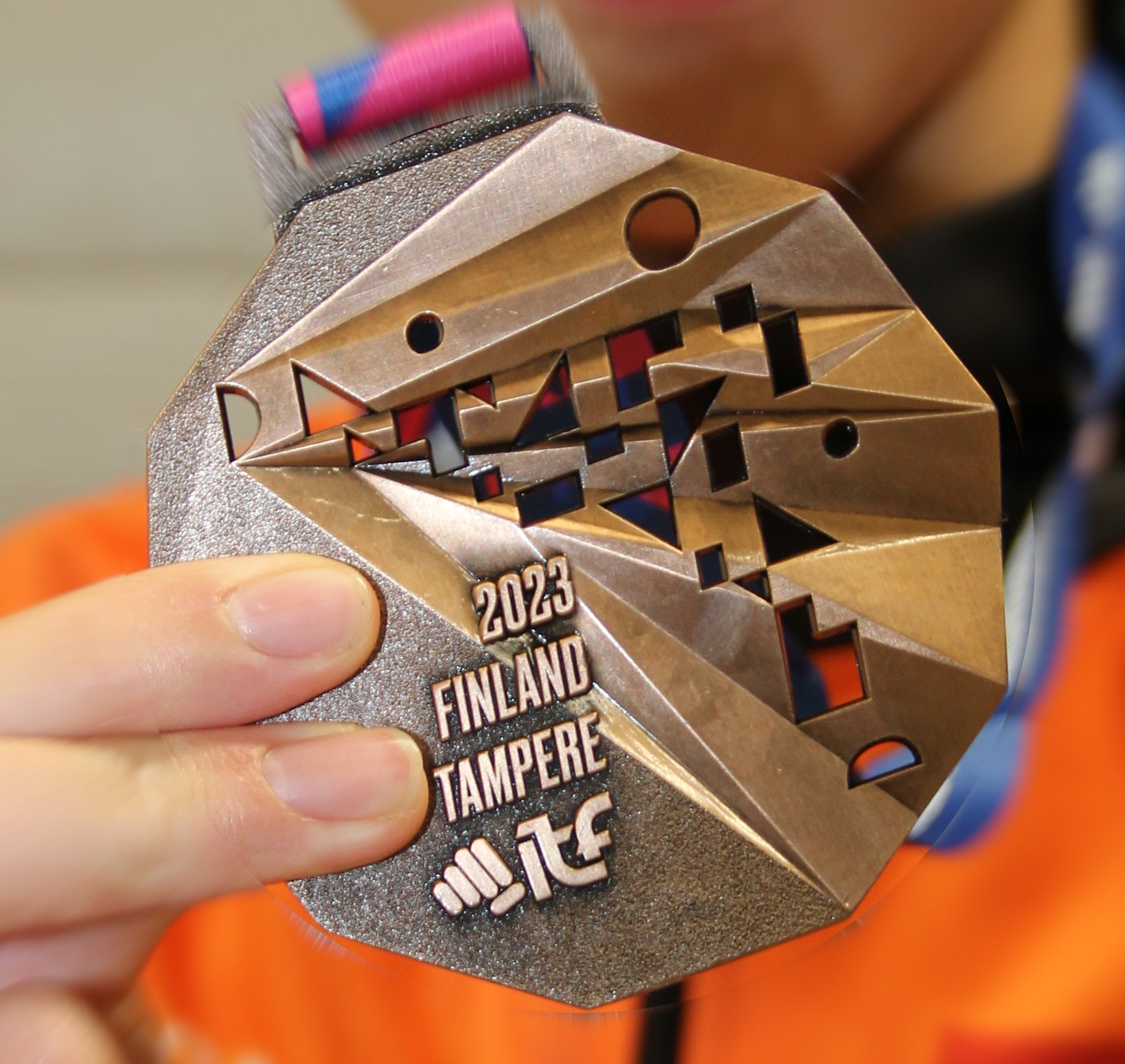 Drie wereldtitels voor leerlingen van Graziella Idili op het WK Taekwon-do in Tampere Finland. Dit is de medaille voor de derde plaats.