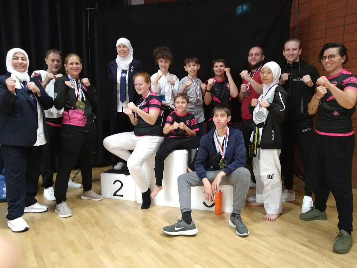 Foto van de deelnemers, scheidsrechters en coaches van Taekwon-do Academy Graziella Idili op het tournooi Battle of the Lowlands 2023