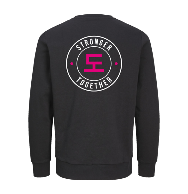 Zwarte sweater achterkant stronger together